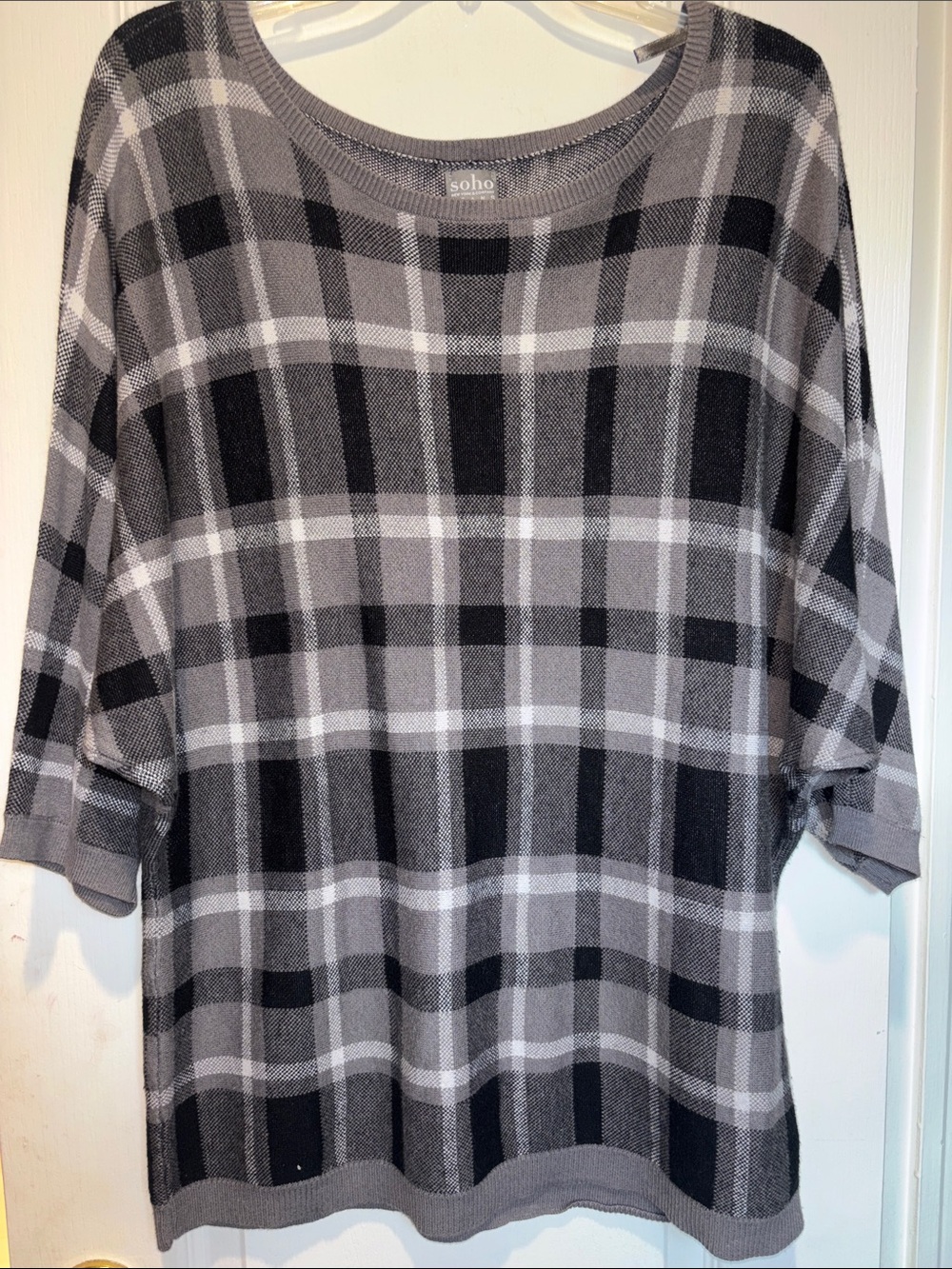 SOHO NY &  CO  BLACK AND WHITE GRAY PLAID TUNIC SWEATER SCOOP NECK SIZE LARGE